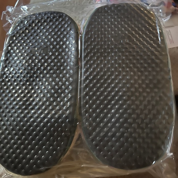 Designer inspired fluffy slippers unisex style - Picture 3 of 3